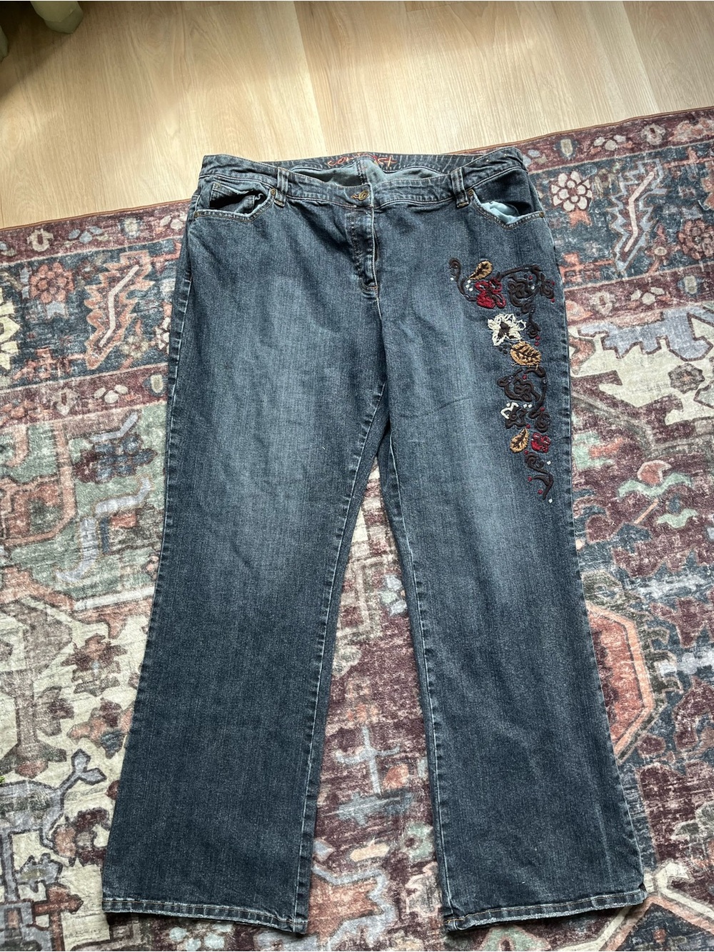 Women’s Y2K Vintage Dark Wash Jeans with Embroidered Florals Size 40”Waist/20W